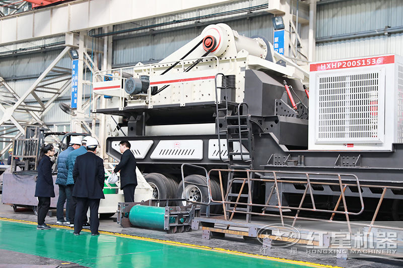 客戶在生產(chǎn)車間參觀建筑垃圾粉碎機(jī)